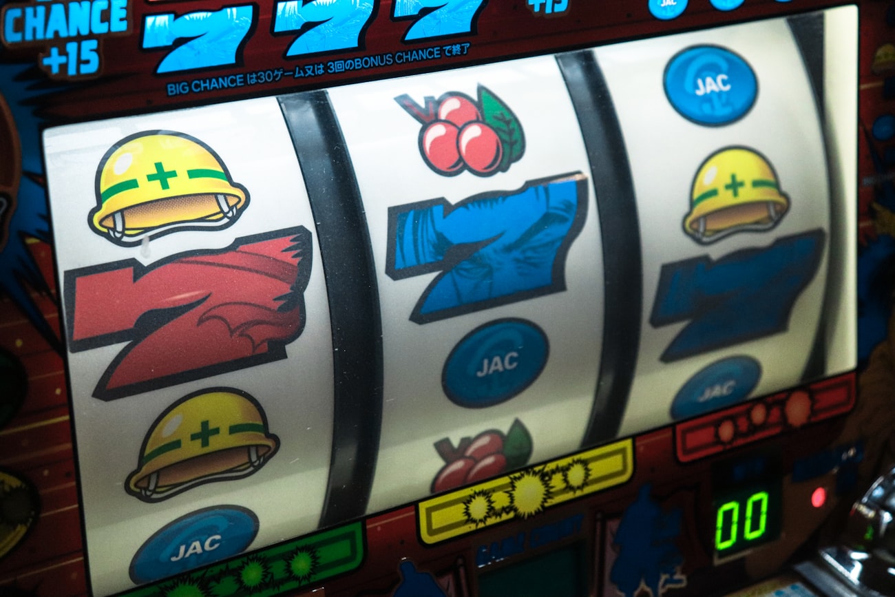 Mesin slot dengan simbol 777 menyala
