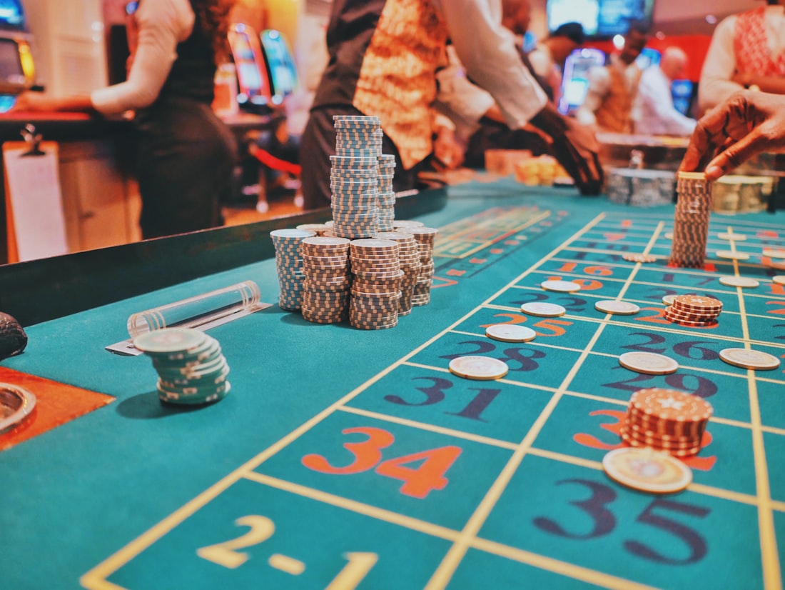 Deretan mesin slot modern di lantai kasino